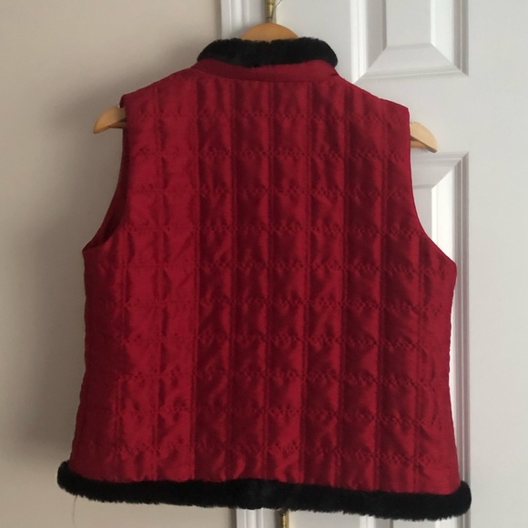 Red vest with faux fur trim - Picture 3 of 3